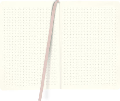 Gezeigt wird eine Innen- oder Zusatzansicht von „myNOTES Notizbuch A5: Live the life you love“. Die zweigeteilte Seite zeigt eine sanfte, cremefarbene Hintergrundfarbe mit einem Punktmuster, das gleichmäßig über die Seiten verteilt ist. In der Mitte steckt ein zarter, rosa Lesezeichenband, das das Notizbuch elegant ergänzt. Die typografische Gestaltung ist schlicht und modern, um eine klare Lesbarkeit und einen harmonischen Gesamteindruck zu gewährleisten.