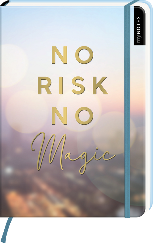 Der Buchcover-Hintergrund zeigt sanfte Farbverläufe in Pastelltönen, die an einen Sonnenaufgang erinnern. Mittig steht in großen, goldenen Buchstaben der Schriftzug „NO RISK NO“ und darunter elegant in geschwungener Schrift „Magic“. Der Gesamtlook vermittelt eine inspirierende und positive Atmosphäre. Oben rechts befindet sich ein kleiner schwarzer Bereich mit dem Text „myNOTES“. Ganz unten mittig steht der Logoschriftzug von arsEdition.