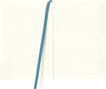 Gezeigt wird eine Innen- oder Zusatzansicht von „myNOTES Notizbuch A5: No Risk no magic“. Die Doppelseite zeigt ein leicht cremefarbenes Papier mit feinen, blauen Punkten, die das Schreiben und Zeichnen erleichtern. In der Mitte befindet sich ein auffälliges, türkisfarbenes Lesezeichen, das elegant zwischen den Seiten liegt. Die sanften Farben und die klare Typografie schaffen eine ansprechende und moderne Atmosphäre, die zur Kreativität anregt.