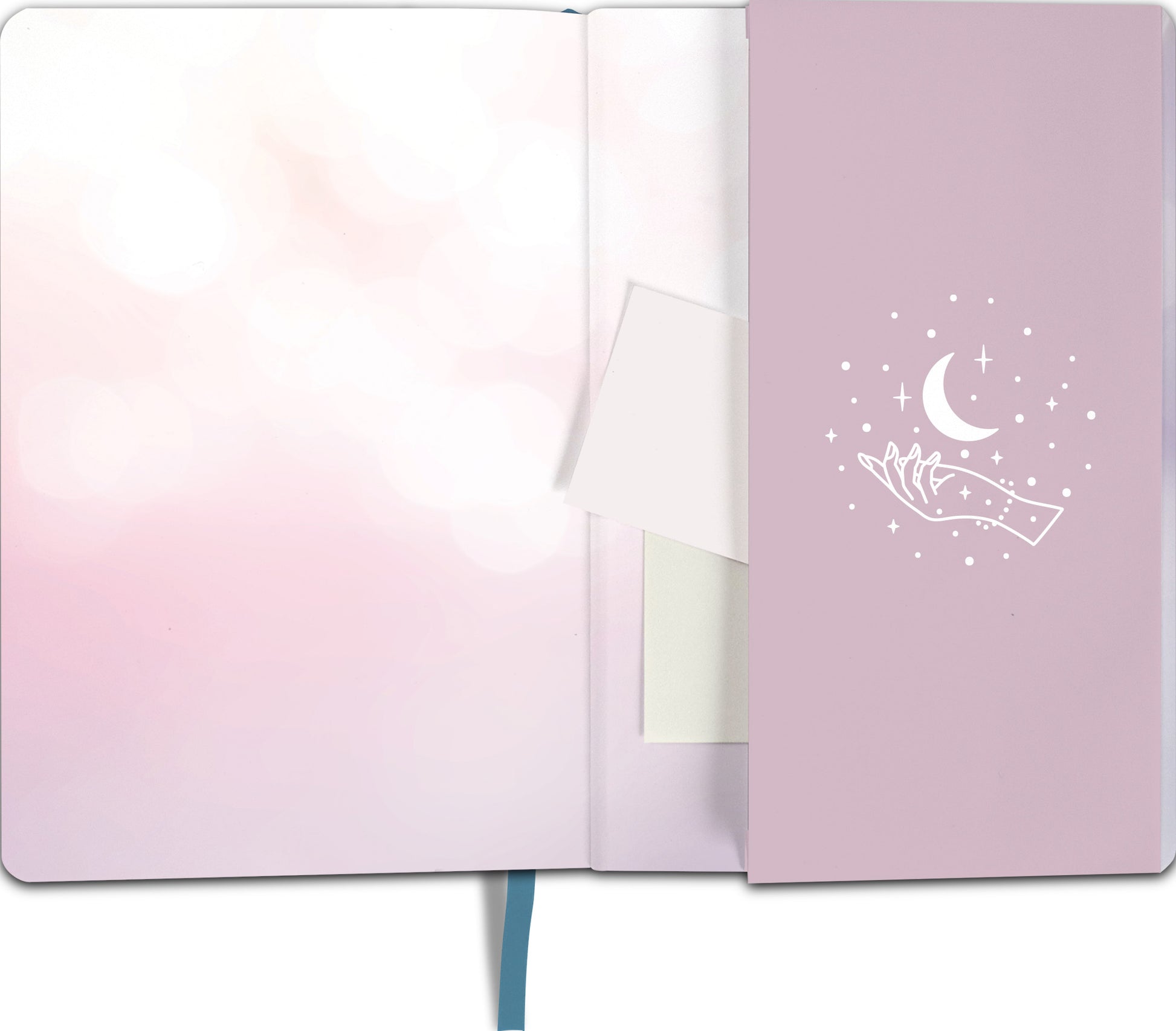 Gezeigt wird eine Innen- oder Zusatzansicht von „myNOTES Notizbuch A5: No Risk no magic“. Die Innenseite präsentiert einen sanften Farbverlauf in Rosa- und Weißtönen, der an einen verschwommenen Hintergrund erinnert. Auf der rechten Seite befindet sich ein zartes, weißes Motiv einer Hand, die einen Mond und Sterne hält. Der Deckel ist lila und schlicht gehalten, die gesamte Gestaltung vermittelt eine verträumte, mystische Atmosphäre. Ein hellblaues Lesezeichen rundet das Design ab.