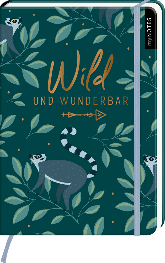 Auf dem Buchcover ist ein tiefgrüner Hintergrund zu sehen, der mit stilisierten Pflanzenmotiven in unterschiedlichen Grüntönen bedeckt ist. Mittig prangt der Titel „Wild und wunderbar“ in goldener, verspielter Schrift. Um den Titel herum sind schematische Darstellungen von Tiermotiven, die eine lebendige und freundliche Atmosphäre erzeugen. Oben links befindet sich ein schmaler schwarzer Streifen mit dem Schriftzug „myNOTES“. Ganz unten mittig steht der Logoschriftzug von arsEdition.