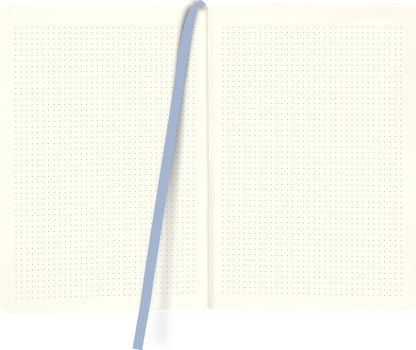 Gezeigt wird eine Innen- oder Zusatzansicht von „myNOTES Notizbuch A5: Wild und wunderbar“. Das Notizbuch zeigt zwei offene Seiten mit einem sanften, cremefarbenen Hintergrund und zahlreichen feinen, hellgrauen Punkten, die als Hilfslinien dienen. Eine blasse, himmelblaue Seitenmarkierung verläuft vertikal entlang der linken Innenseite. Die Seiten sind unbeschrieben und bieten großzügigen Platz für kreative Gedanken und Notizen.
