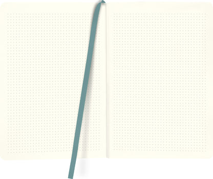 Gezeigt wird eine Innenansicht von „myNOTES Notizbuch A5: Dream Big“. Die beiden Seiten des Notizbuchs sind beige und mit einem feinen, gedruckten Punktraster versehen. In der Mitte liegt ein farblich abgestimmtes, mintgrünes Lesebändchen. Die klare, gut lesbare Typografie unterstreicht die einfache Handhabung des Notizbuchs, während die sanften Farbnuancen einen einladenden und inspirierenden Eindruck vermitteln.