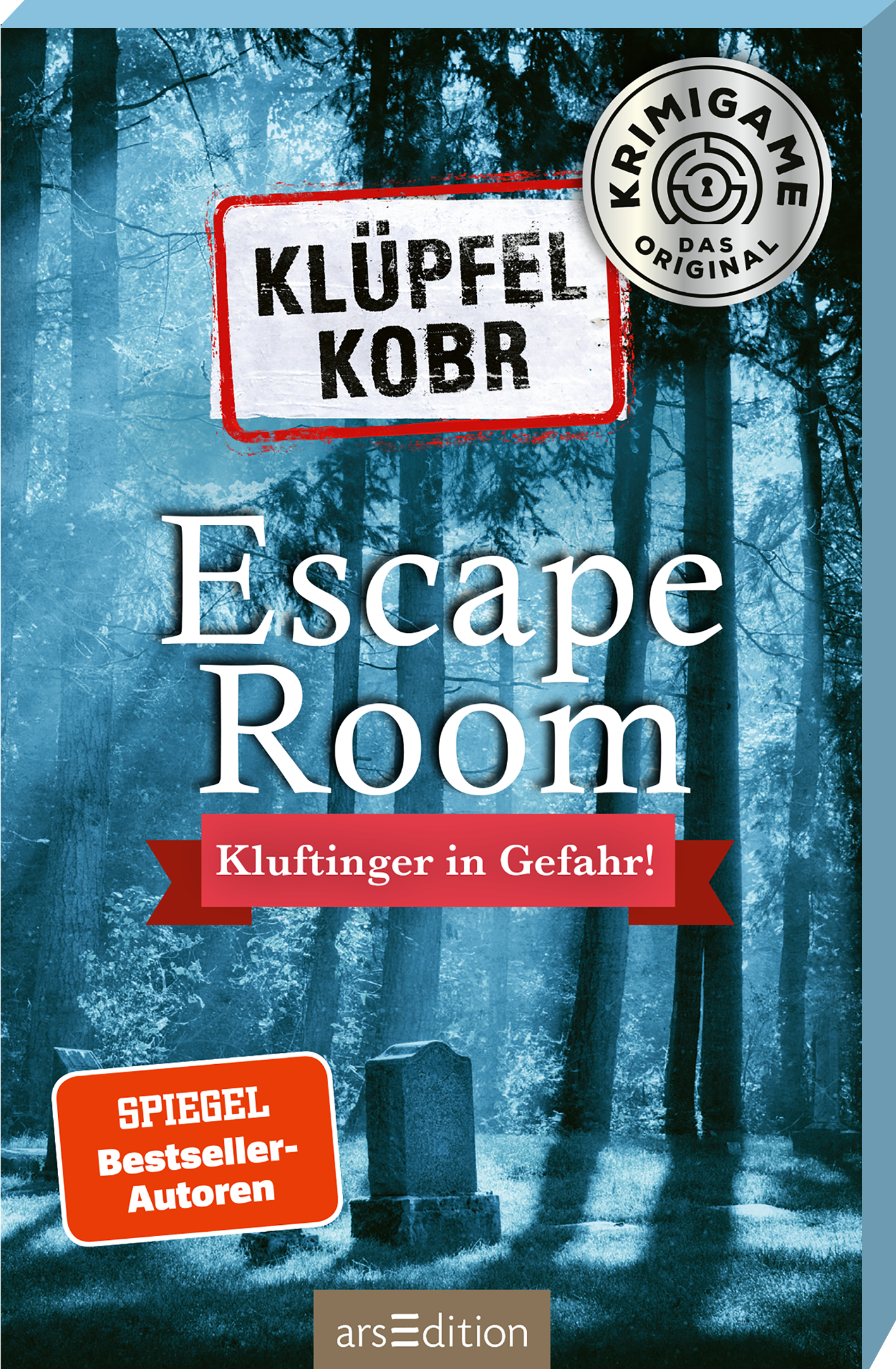 Auf dem Buchcover ist eine mystische, neblige Waldlandschaft abgebildet. In der oberen Mitte steht der Titel „Escape Room“ in großem, weißem Schriftzug, darunter der Untertitel „Klufinger in Gefahr!“ in roter Schrift auf einem weißen Banner. Oben links prangt der Schriftzug „KLÜPPEL KOBR“ in markanter, schwarzer Typografie. Ein runder Button zeigt „SPIEGEL Bestseller-Autoren“. Ganz unten mittig steht der Logoschriftzug von arsEdition.