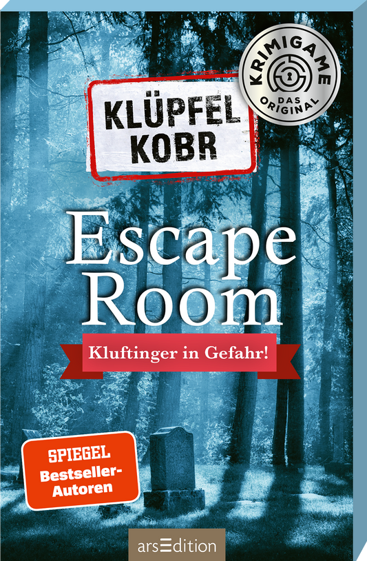 Auf dem Buchcover ist eine mystische, neblige Waldlandschaft abgebildet. In der oberen Mitte steht der Titel „Escape Room“ in großem, weißem Schriftzug, darunter der Untertitel „Klufinger in Gefahr!“ in roter Schrift auf einem weißen Banner. Oben links prangt der Schriftzug „KLÜPPEL KOBR“ in markanter, schwarzer Typografie. Ein runder Button zeigt „SPIEGEL Bestseller-Autoren“. Ganz unten mittig steht der Logoschriftzug von arsEdition.