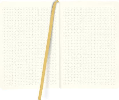 Gezeigt wird eine Innen- oder Zusatzansicht von „myNOTES Notizbuch A5: Be Happy“. Die Seiten sind in einem sanften, cremefarbenen Ton gehalten und mit feinen, gepunkteten Linien versehen, die eine klare Struktur bieten. In der Mitte des Notizbuchs befindet sich ein gelbes, elegantes Lesezeichen, das einen fröhlichen Akzent setzt. Die Typografie ist schlicht und modern, wodurch das Notizbuch für vielseitige Schreibbedürfnisse geeignet ist.