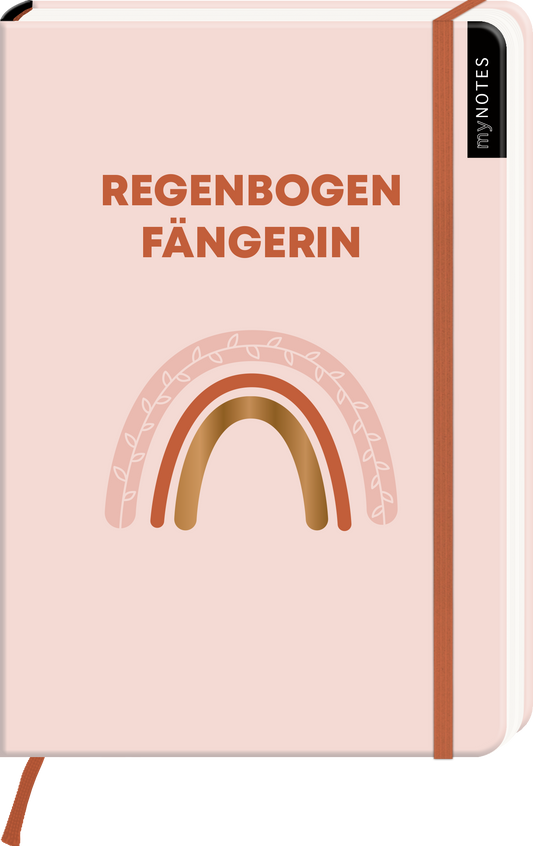 Das Buchcover zeigt einen sanften, rosa Hintergrund. In der Mitte befindet sich ein stilisierter Regenbogen in Erdtönen, unterstrichen von einer feinen, weißen Umrandung. Der Titel „REGENBOGENFÄNGERIN“ steht in kräftiger, dunkler Schrift unmittelbar darüber. Ein orangefarbenes Lesezeichen und ein schwarzes Label mit der Aufschrift „my NOTES“ sind an der oberen rechten Ecke platziert. Ganz unten mittig steht der Logoschriftzug von arsEdition.