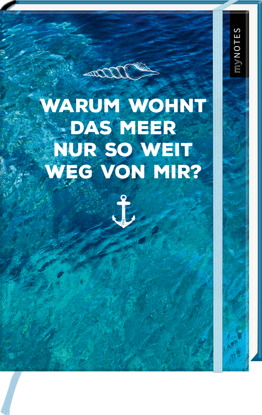 Hintergrund ist eine leuchtend tuerkisblaue Meeresoberflaeche mit Struktur, mittig weisse, fette Groteskschrift mit dem Titel „WARUM WOHNT DAS MEER NUR SO WEIT WEG VON MIR“, oben eine weisse Muschelgrafik, unter dem Titel ein weisser Anker. Rechts eine schwarze Leiste mit weissem Schriftzug myNOTES, eine hellblaue Gummibandlasche und Leseband sind sichtbar. Ganz unten mittig steht der Logoschriftzug von arsEdition.