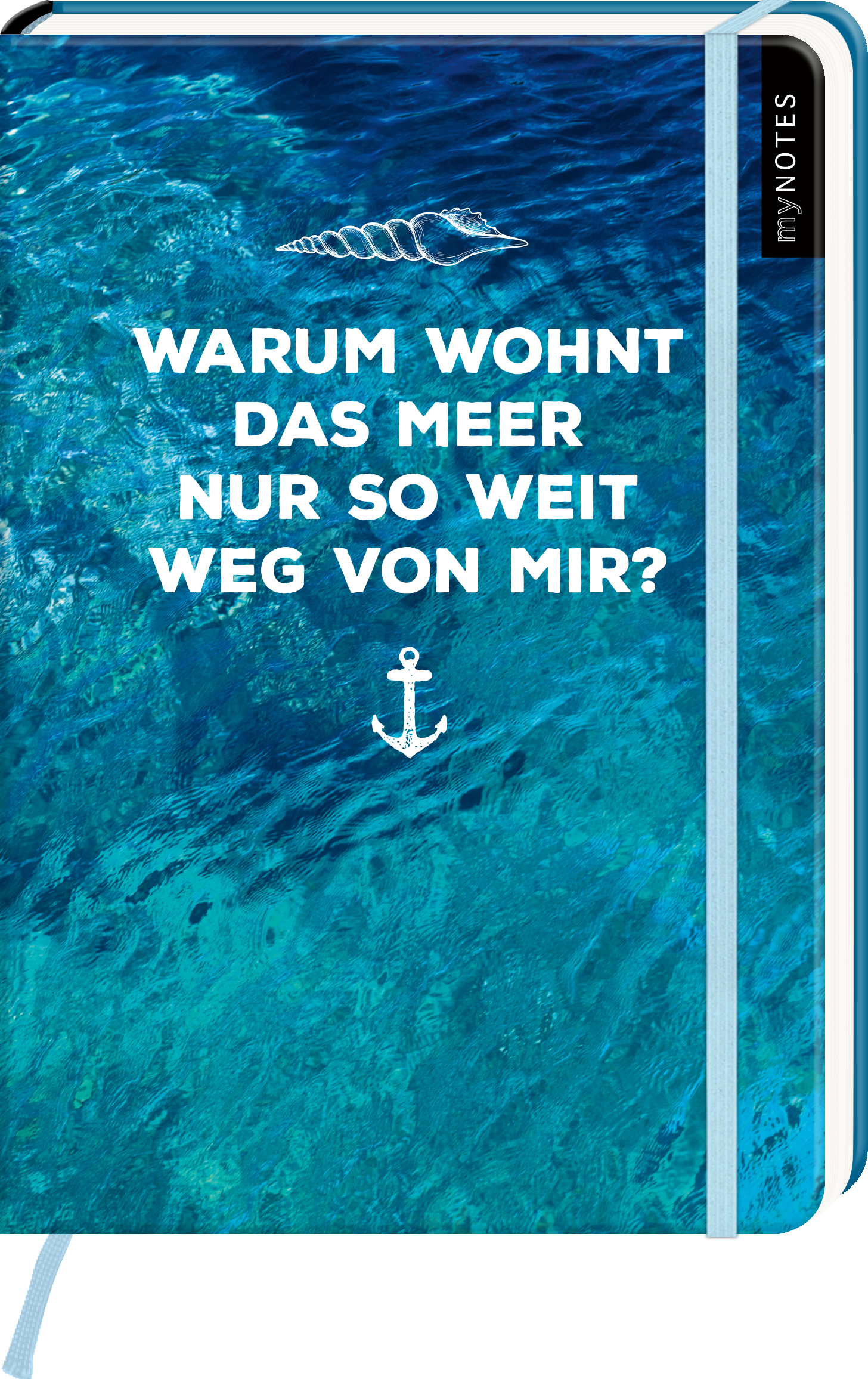 Das Buchcover zeigt ein faszinierendes, aquamarinfarbenes Ozeanwasser mit sanften Wellen und Lichtreflexionen. In der Mitte steht in großen, weißen, verspielten Buchstaben „WARUM WOHNT DAS MEER NUR SO WEIT WEG VON MIR?“. Über der Titelzeile schimmert eine stilisierte Muschel und darunter befindet sich ein schlichtes Anker-Symbol. Ganz oben rechts ist der Hinweis „my NOTES“ zu sehen. Ganz unten mittig steht der Logoschriftzug von arsEdition.