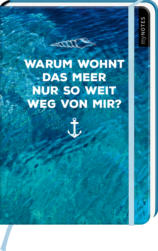 Das Buchcover zeigt ein faszinierendes, aquamarinfarbenes Ozeanwasser mit sanften Wellen und Lichtreflexionen. In der Mitte steht in großen, weißen, verspielten Buchstaben „WARUM WOHNT DAS MEER NUR SO WEIT WEG VON MIR?“. Über der Titelzeile schimmert eine stilisierte Muschel und darunter befindet sich ein schlichtes Anker-Symbol. Ganz oben rechts ist der Hinweis „my NOTES“ zu sehen. Ganz unten mittig steht der Logoschriftzug von arsEdition.