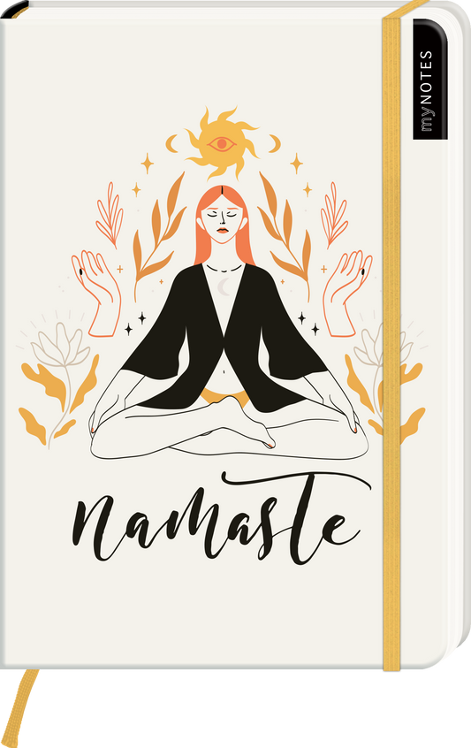 Das Buchcover zeigt eine meditierende Frau mit roten Haaren, gekleidet in ein schwarzes Gewand. Um sie herum sind stilisierte Hände und florale Elemente in sanften Gelbtönen angeordnet. Über ihr schimmert ein Auge in der Mitte einer Sonne, was eine spirituelle Atmosphäre vermittelt. Der Titel „namaste“ ist in geschwungener schwarz-geschriebener Schrift platziert. Ganz oben rechts befindet sich der Schriftzug „my NOTES“. Ganz unten mittig steht der Logoschriftzug von arsEdition.