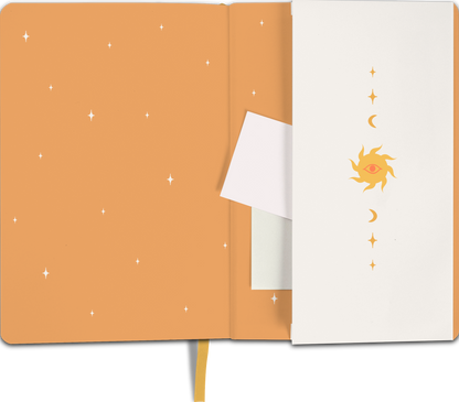 Gezeigt wird eine Innen- oder Zusatzansicht von „myNOTES Notizbuch A5: Namaste“. Die Innenseite ist in einem sanften Orange mit kleinen, weißen Sternen gestaltet. Auf der rechten Seite befindet sich eine klappbare Zusatzseite mit einem zentrierten, goldenen Design, das eine Sonne mit einem Auge und Mondsymbolen zeigt. Die Typografie ist modern und klar, ergänzt durch einen gelben Lesezeichenbändchen, das den praktischen Nutzen unterstreicht.