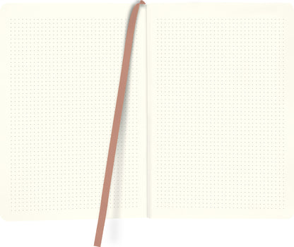 Gezeigt wird eine Innen- oder Zusatzansicht von „myNOTES Notizbuch A5: Glücksmomente“. Die Doppelseiten sind in einem sanften Cremeton gehalten und mit feinen, gleichmäßig verteilten Punkten strukturiert. Ein hellbraunes Lesezeichen hängt mittig und bietet eine praktische Orientierungshilfe. Die Typografie ist schlicht und modern, was das Notizbuch ansprechend und funktional erscheinen lässt, ideal für kreative Gedanken und Ideen.
