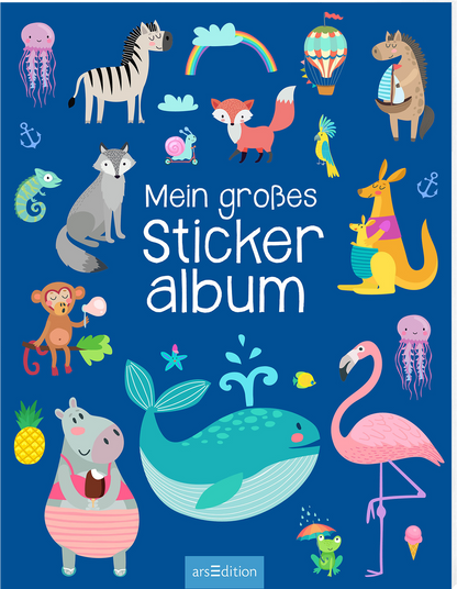 Auf dem Buchcover „Mein großes Stickeralbum“ dominiert ein tiefes Blau. Der Titel wird umgeben von bunten, lustigen Illustrationen wie ein Känguru, ein Flamingo, ein Affe und viele mehr. Der Titel ist in großen, verspielten weißen Buchstaben in der Mitte platziert. Am oberen Rand sind verspielte Elemente wie Heißluftballons und ein Regenbogen zu sehen. Ganz unten mittig steht der Logoschriftzug von arsEdition.