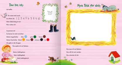 Gezeigt wird eine Innen- oder Zusatzansicht von „Meine Kindergarten-Freunde (Bauernhof)“. Die Doppelseite präsentiert eine spielerisch gestaltete Umgebung in sanften Rosa- und Gelbtönen. Auf der linken Seite sind Bereiche für persönliche Angaben mit bunten Illustrationen von Tieren und einem Mädchen, das auf dem Boden sitzt. Die Schrift ist in kindgerechter, gut lesbarer Typografie gehalten. Auf der rechten Seite befindet sich ein leerer Bereich eingerahmt von einer strohähnlichen...