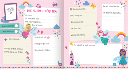 Gezeigt wird eine Innen- oder Zusatzansicht von „Alle meine Freunde – Feen | Mit über 300 Stickern“. Die Doppelseite ist in sanften Rosa- und Pastelltönen gehalten und zeigt verspielte Illustrationen von Feen, Blumen und Herzen. Auf der linken Seite befindet sich ein Bereich mit Fragen zu persönlichen Vorlieben, umgeben von kleinen farbigen Details. Die Schrift ist deutlich und in einer kindgerechten, verspielten Typografie. Auf der rechten Seite gibt es mehrere leere Felder für...