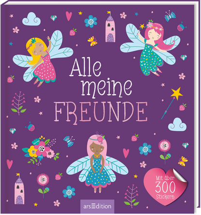 Das Buchcover zeigt auf lila Hintergrund drei fröhliche Feen mit bunten Kleidern und zarten Flügeln, die um den Titel „Alle meine FREUNDE“ in verspielter Schrift tanzen. Um sie herum sind zahlreiche bunte Blumen, kleine Herzen und schillernde Sterne abgebildet, die eine lebendige und fröhliche Atmosphäre erzeugen. In der unteren rechten Ecke befindet sich ein runder Hinweis in Herzform mit dem Text „Mit über 300 Stickern“. Ganz unten mittig steht der Logoschriftzug von arsEdition.