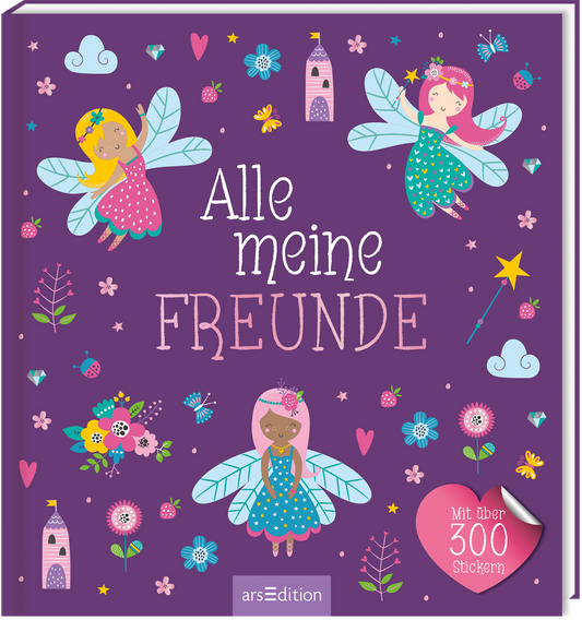 Das Buchcover zeigt auf lila Hintergrund drei fröhliche Feen mit bunten Kleidern und zarten Flügeln, die um den Titel „Alle meine FREUNDE“ in verspielter Schrift tanzen. Um sie herum sind zahlreiche bunte Blumen, kleine Herzen und schillernde Sterne abgebildet, die eine lebendige und fröhliche Atmosphäre erzeugen. In der unteren rechten Ecke befindet sich ein runder Hinweis in Herzform mit dem Text „Mit über 300 Stickern“. Ganz unten mittig steht der Logoschriftzug von arsEdition.
