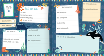 Gezeigt wird eine Innen- oder Zusatzansicht von „Alle meine Freunde – Meer | Mit über 300 Stickern“. Die Seite ist überwiegend in einem tiefen Blau gehalten, das an das Meer erinnert. Auf der linken Seite sind bunte, kindgerechte Illustrationen von Meeresbewohnern wie einem Oktopus und einem Wal zu sehen. Verschiedene Abschnitte sind durch abgerundete Kästen abgeteilt, in denen Informationen wie „Das bin ich“ und „Das will ich mal werden“ eingetragen werden können. Die Schrift...