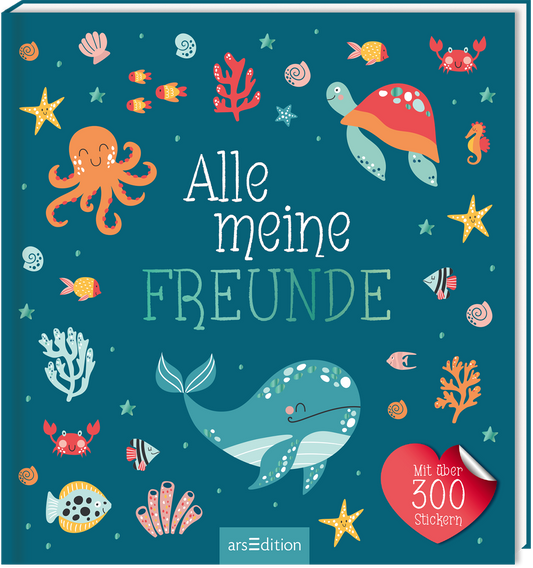 Auf einem tiefblauen Hintergrund sind bunte, niedliche Meeresbewohner wie ein Oktopus, eine Schildkröte und ein Wal sowie farbenfrohe Korallen und Fische zu sehen. Der Titel „Alle meine FREUNDE“ ist in verspielter Schrift in der Mitte platziert, wobei „FREUNDE“ größer und auffälliger ist. In einem roten Herz befindet sich der Hinweis „Mit über 300 Stickern“. Ganz unten mittig steht der Logoschriftzug von arsEdition.