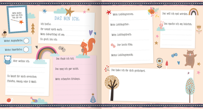 Gezeigt wird eine Innenansicht von „Alle meine Freunde – Einhorn | Mit über 300 Stickern“. Die Seite hat einen hellen Hintergrund und ist mit verschiedenen Pflanzen und Tierchen, wie einem Eichhörnchen, einer Eule und einem Bären, dekoriert. Über die Seite verteilt sind mehrere helle Textkästen, in die die Kinder schreiben und stickern können.