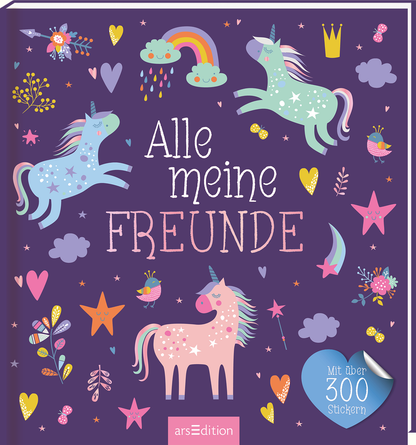 Auf dem Cover von „Alle meine Freunde“ dominieren lebendige Farben auf einem dunkellila Hintergrund. Drei Einhörner, eines in zartem Blau, eins in Türkis, und eins in Pink, sind um den Titel verteilt. Um sie herum schweben bunte Sterne, Herzen, Wolken und eine Regenbogenillustration. Unten rechts befindet sich ein runder Button mit der Aufschrift „Mit über 300 Stickern“. Ganz unten mittig steht der Logoschriftzug von arsEdition.