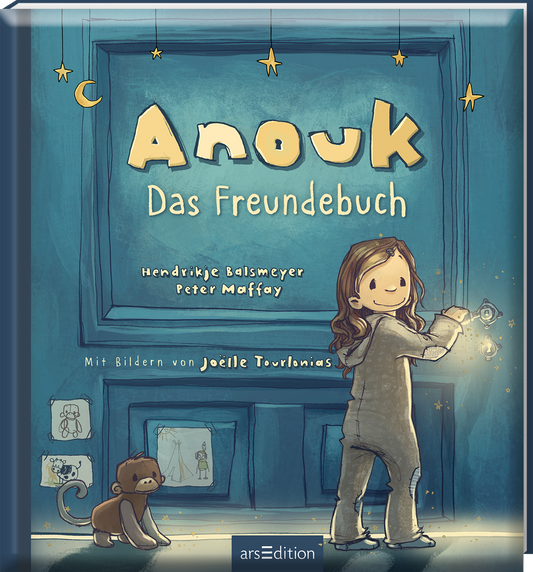 Das Buchcover zeigt eine freundlich gestaltete, illustrierte Szene in sanften Blau- und Gelbtönen. Im Vordergrund ist ein lächelndes Mädchen in einem grauen Schlafanzug, das vor einer Tür steht und die Türklinke hinunterdrückt. Neben ihr sitzt ein neugieriges Äffchen. Über der Szene schweben Sterne und eine Mondsichel. Der Titel „Anouk“ ist in großen, gelben Buchstaben geschrieben, darunter steht „Das Freundebuch“. Die Urheber Hendrikje Balsmeyer und Peter Maffay sowie die...