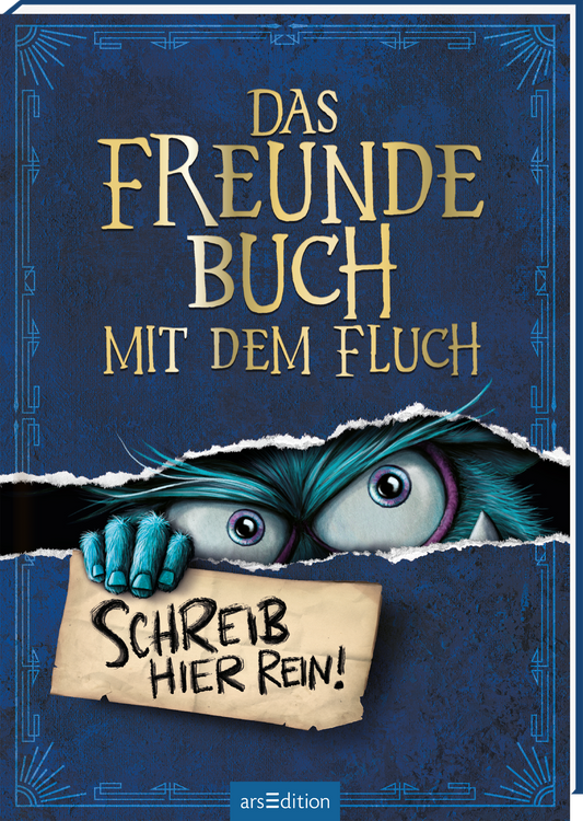 Ein blauer Hintergrund umrahmt das Cover des Buches „Das Freundebuch mit dem Fluch“. In der oberen Hälfte prangt der Titel in großen, goldfarbenen Buchstaben. Darunter sind zwei grüne, große Augen und eine Hand mit langen, blauen Fingern, die eine beschriftete Notiz hält. Diese Notiz trägt die Aufschrift „Schreib hier rein!“. Die dynamische Gestaltung vermittelt eine spannende und geheimnisvolle Atmosphäre. Ganz unten mittig steht der Logoschriftzug von arsEdition.