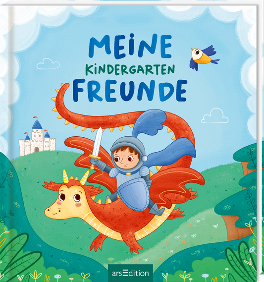 Das Buchcover zeigt einen fröhlichen Jungen in einer blauen Ritterrüstung, der mit einem Schwert auf einem bunten, drachenähnlichen Wesen sitzt. Der Drache hat ein orangefarbenes und gelbes Farbmuster. Im Hintergrund sind grüne Hügel und ein Schloss in sanften Blau- und Grüntönen zu erkennen, während ein kleiner Vogel durch den Himmel fliegt. Der Titel „MEINE KINDERGARTEN FREUNDE“ ist in großen, auffälligen Buchstaben in Blau oben auf dem Cover platziert. Ganz unten mittig steht...