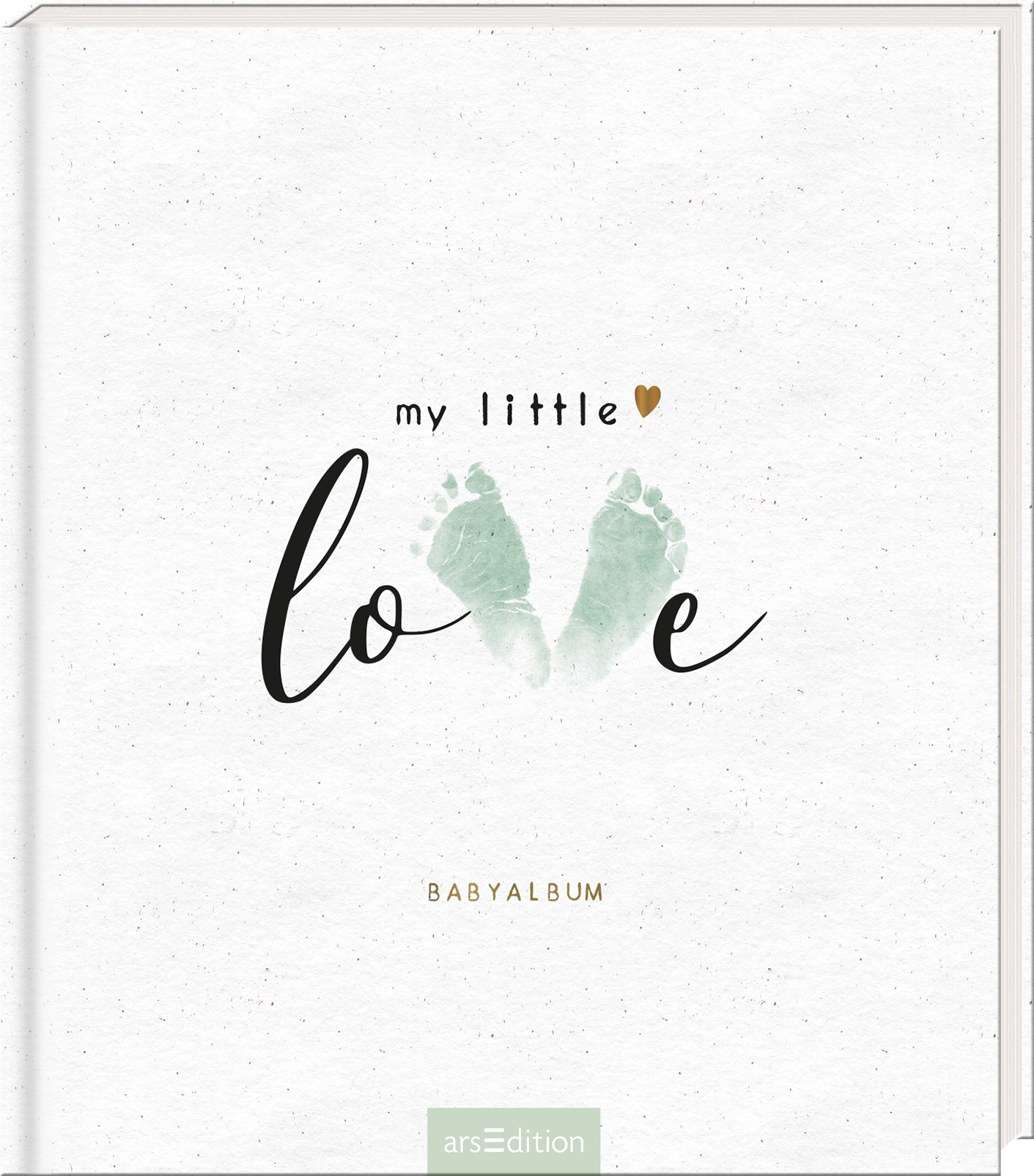 Das Buchcover zeigt einen sanften, cremefarbenen Hintergrund mit einer minimalistischen Ästhetik. In der Mitte sind die Worte „my little“ in einer schlicht festlichen Schrift und ein kleines, goldenes Herz zu sehen, während das Wort „love“ in einer eleganten, geschwungenen Schriftart abgebildet ist, wobei zwei zarte Babyfüße in sanftem Grünstich darunter stehen. Am unteren Rand steht der Text „BABYALBUM“ in goldener Schrift. Ganz unten mittig steht der Logoschriftzug von...
