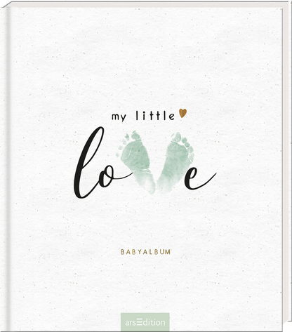 Das Buchcover zeigt einen sanften, cremefarbenen Hintergrund mit einer minimalistischen Ästhetik. In der Mitte sind die Worte „my little“ in einer schlicht festlichen Schrift und ein kleines, goldenes Herz zu sehen, während das Wort „love“ in einer eleganten, geschwungenen Schriftart abgebildet ist, wobei zwei zarte Babyfüße in sanftem Grünstich darunter stehen. Am unteren Rand steht der Text „BABYALBUM“ in goldener Schrift. Ganz unten mittig steht der Logoschriftzug von...