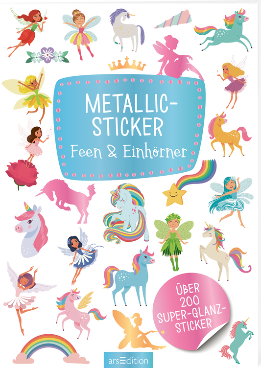 Das Buchcover zeigt eine verspielte Anordnung von bunten Illustrationen von Feen, Einhörnern und anderen fantasievollen Elementen wie Regenbögen und Sternen. Der Hintergrund ist weiß, was die lebendigen Farben betont. In der Mitte prangt in einer großen, blauen, verspielten Schrift „METALLIC-STICKER Feen & Einhörner“. Unten steht in einem kleinen, roten Banner „Über 200 SUPER-GLANZ-STICKER“. Ganz unten mittig steht der Logoschriftzug von arsEdition.