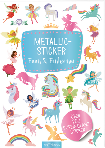 Das Buchcover zeigt eine verspielte Anordnung von bunten Illustrationen von Feen, Einhörnern und anderen fantasievollen Elementen wie Regenbögen und Sternen. Der Hintergrund ist weiß, was die lebendigen Farben betont. In der Mitte prangt in einer großen, blauen, verspielten Schrift „METALLIC-STICKER Feen &amp; Einhörner“. Unten steht in einem kleinen, roten Banner „Über 200 SUPER-GLANZ-STICKER“. Ganz unten mittig steht der Logoschriftzug von arsEdition.
