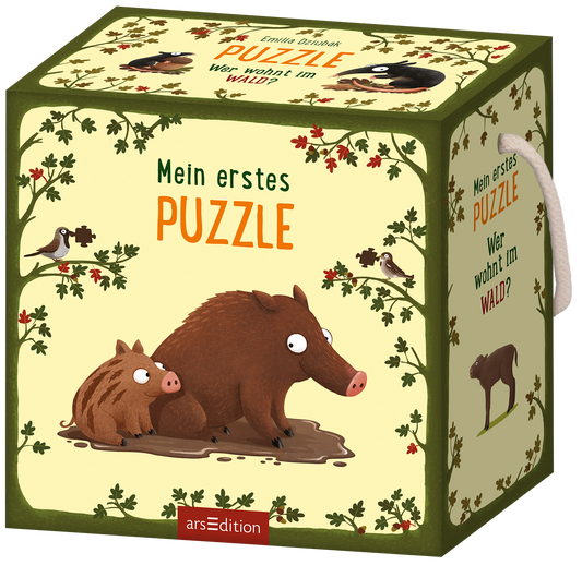 Das Buchcover zeigt einen hellen Hintergrund mit grünen Blättern und bunten Tieren im Wald, darunter ein Wildschwein mit seinem Frischling. Der Titel „Mein erstes PUZZLE“ steht prominent in leuchtendem Orange, während der Untertitel „Wer wohnt im WALD?“ darunter in kleinerer Schrift zu sehen ist. Oben rechts ist ein kleiner Waldtierkopf abgebildet. Auf dem Cover ist ein gelber SPIEGEL-Bestseller-Button zu finden. Ganz unten mittig steht der Logoschriftzug von arsEdition.