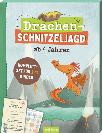 Zu sehen ist die 3D-Ansicht des Titels. Das Buchcover zeigt einen fröhlichen, orangefarbenen Drachen mit Flügeln und einem breiten Lächeln, der auf einer grünen Wiese vor einem vulkanischen Hintergrund steht. Der Titel „Drachen-Schnitzeljagd“ ist in großen, bunten Buchstaben oberhalb des Drachen platziert. Darunter steht „ab 4 Jahren“. Ein runder Button verkündet „KOMPLETT-SET FÜR 2-12 KINDER“. Die Farben sind lebhaft und ansprechend gestaltet. Ganz unten mittig steht der...