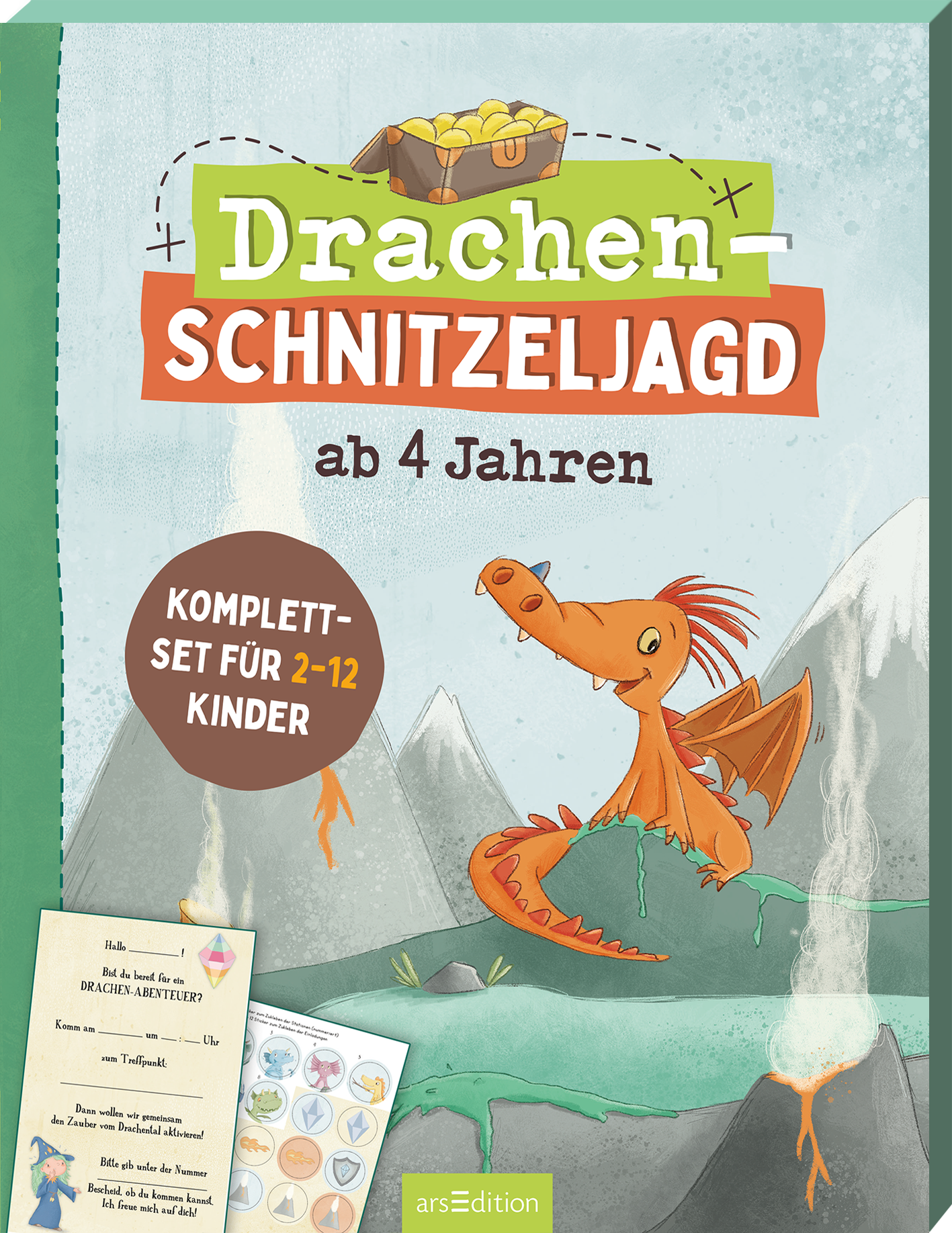 Zu sehen ist die 3D-Ansicht des Titels. Das Buchcover zeigt einen fröhlichen, orangefarbenen Drachen mit Flügeln und einem breiten Lächeln, der auf einer grünen Wiese vor einem vulkanischen Hintergrund steht. Der Titel „Drachen-Schnitzeljagd“ ist in großen, bunten Buchstaben oberhalb des Drachen platziert. Darunter steht „ab 4 Jahren“. Ein runder Button verkündet „KOMPLETT-SET FÜR 2-12 KINDER“. Die Farben sind lebhaft und ansprechend gestaltet. Ganz unten mittig steht der...