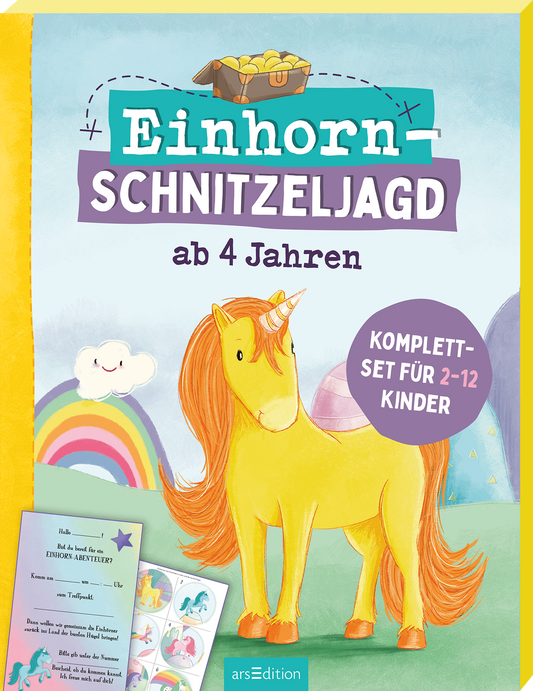 Zu sehen ist die 3D-Ansicht des Titels. Das Buchcover zeigt ein farbenfrohes, kindgerechtes Design. In der Mitte prangt ein leuchtend gelbes Einhorn mit einer langen, goldenen Mähne. Über dem Einhorn steht der Titel „Einhorn-Schnitzeljagd“ in großen, bunten Buchstaben. Darunter ist der Hinweis „ab 4 Jahren“ zu sehen, und in der rechten unteren Ecke befindet sich ein runder Button mit der Aufschrift „KOMPLETT-SET FÜR 2-12 KINDER“. Softpastellfarben prägen die...