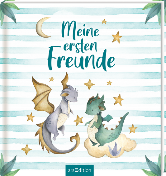 Das Buchcover zeigt zwei niedliche, cartoonartige Drachen in sanften Farben. Der linke Drache hat gelb-goldene Flügel und ist in Grau gehalten, während der rechte Drache in einem freundlichen Grün mit einer weißen Unterseite dargestellt ist. Im Hintergrund sind zarte blaue und weiße Streifen sowie goldene Sterne und ein Mond zu sehen, die eine verträumte Atmosphäre schaffen. Der Titel „Meine ersten Freunde“ ist in geschwungener, türkisfarbener Schrift Schriftart mittig platziert....