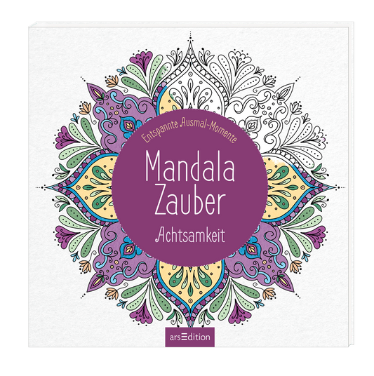 Das dreidimensionale Buchcover zeigt ein farbenfrohes Mandala in Lilatönen sowie lebendigem Gelb und Grün, das sich harmonisch auf einem hellen Hintergrund entfaltet. In der Mitte des Covers steht der Titel „Mandala Zauber“ in schlichter, weißer Schrift, ergänzt durch den Untertitel „Achtsamkeit“. Darüber ist der Schriftzug „Entspannte Ausmal-Momente“ in geschwungener Schrift angeordnet. Ganz unten mittig steht der Logoschriftzug von arsEdition.