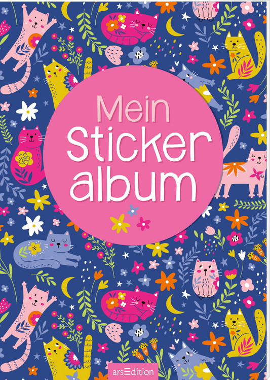 Auf dem Cover des Buches mit dem Titel „Mein Stickeralbum“ zeigt sich ein lebendiges Muster aus bunten Katzen, die zwischen floralen Mustern auf einem dunkelblauen Hintergrund platziert sind. Der Titel ist in großer, weißer Schrift und kreisförmig in einem pinken Feld angeordnet. Die fröhliche Farbgebung und die verspielten Illustrationen vermitteln eine einladende und kreative Atmosphäre. Ganz unten mittig steht der Logoschriftzug von arsEdition.