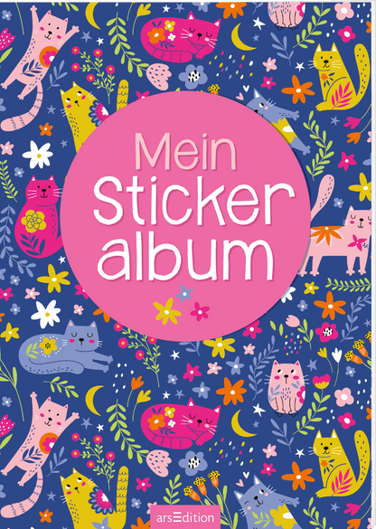 Auf dem Cover des Buches mit dem Titel „Mein Stickeralbum“ zeigt sich ein lebendiges Muster aus bunten Katzen, die zwischen floralen Mustern auf einem dunkelblauen Hintergrund platziert sind. Der Titel ist in großer, weißer Schrift und kreisförmig in einem pinken Feld angeordnet. Die fröhliche Farbgebung und die verspielten Illustrationen vermitteln eine einladende und kreative Atmosphäre. Ganz unten mittig steht der Logoschriftzug von arsEdition.