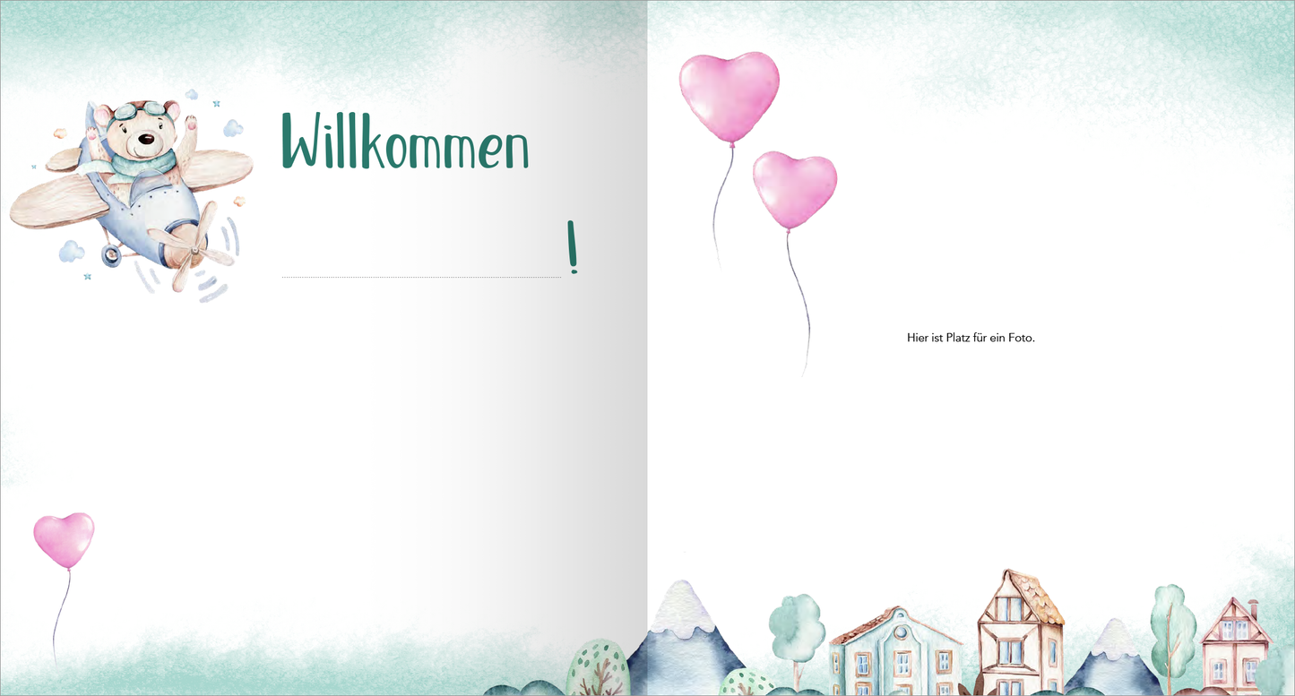 Gezeigt wird eine Innen- oder Zusatzansicht von „Mein Babyalbum“. Die Doppelseite zeigt auf der linken Seite den handgezeichneten, fliegenden Bären, der eine fröhliche Atmosphäre vermittelt, zusammen mit zwei rosa Luftballons. Der Text „Willkommen“ ist in einer verspielten, grünen Schriftart gesetzt. Die rechte Seite bietet Platz für persönliche Eintragungen, in sanften Pastellfarben und einem beruhigenden Aquarell-Hintergrund, der von einem kleinen, bunten Dorf umrahmt wird.