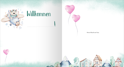 Gezeigt wird eine Innen- oder Zusatzansicht von „Mein Babyalbum“. Die Doppelseite zeigt auf der linken Seite den handgezeichneten, fliegenden Bären, der eine fröhliche Atmosphäre vermittelt, zusammen mit zwei rosa Luftballons. Der Text „Willkommen“ ist in einer verspielten, grünen Schriftart gesetzt. Die rechte Seite bietet Platz für persönliche Eintragungen, in sanften Pastellfarben und einem beruhigenden Aquarell-Hintergrund, der von einem kleinen, bunten Dorf umrahmt wird.