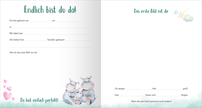 Gezeigt wird eine Innenansicht von „Mein Babyalbum“. Auf der linken Seite befindet sich der Titel „Endlich bist du da!“ in verspielter, grüner Schrift. Darunter sind leere Felder für Angaben zur Geburt des Kindes. Illustrationen von zwei niedlichen Nilpferden mit Herzen umgeben den Text. Die rechte Seite trägt die Überschrift „Das erste Bild mit dir“ und enthält ebenfalls leere Felder für Informationen über das Baby. Sanfte, pastellfarbene Akzente schaffen eine einladende...