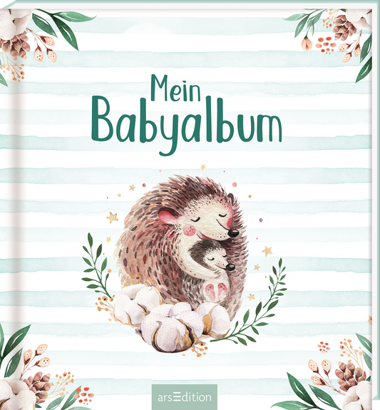 Das Buchcover zeigt zwei niedliche Igel, die sich liebevoll umarmen, umgeben von sanfter Flora und stilisierten Baumwollblüten. Der Hintergrund ist in zarten, horizontalen Streifen in Pastellfarben gehalten. Der Titel „Mein Babyalbum“ ist in freundlicher, grüner Typografie platziert und strahlt Wärme und Geborgenheit aus. Ganz unten mittig steht der Logoschriftzug von arsEdition.