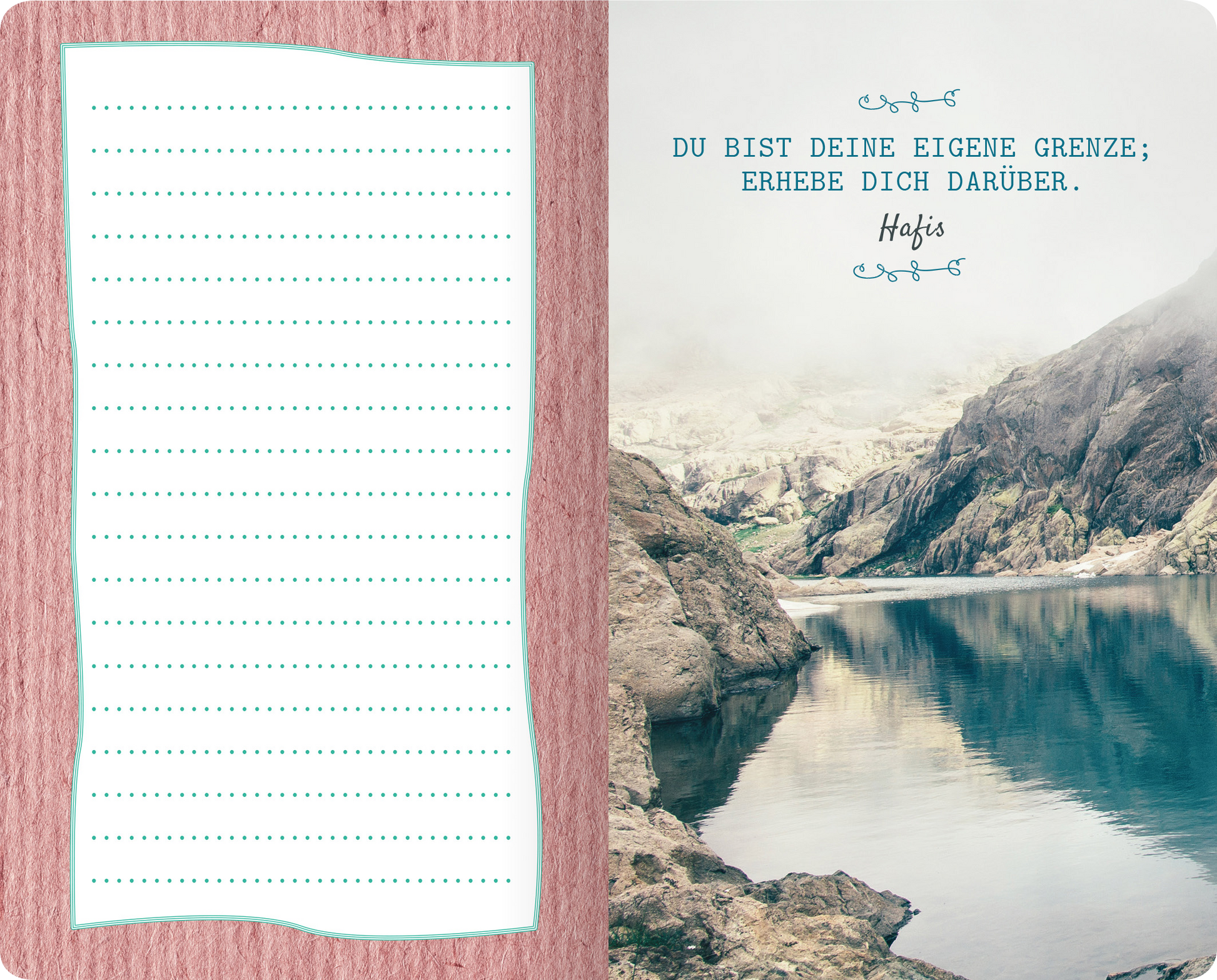 Gezeigt wird eine Innen- oder Zusatzansicht von „Wanderlust“. Linke Seite in sanften, rosa Tönen mit lined Papier, durchbrochen von einem strukturierenden, gewellten Rand. Rechte Seite zeigt ein inspirierendes Zitat auf hellblauem Hintergrund. Die Schrift ist elegant und gut lesbar, in einer verspielten Typografie gestaltet. Im Hintergrund verläuft eine ruhige Wasserlandschaft mit sanften Felsen und Nebel, die eine entspannende Atmosphäre vermittelt.