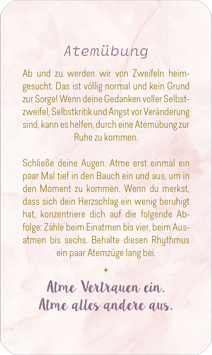 Gezeigt wird eine Innen- oder Zusatzansicht von „Herzenswünsche ans Universum“. Der Text ist auf sanftem, rosafarbenem Hintergrund mit marmorierten Effekten angeordnet. Die Überschrift „Atemübung“ ist in einer eleganten, leicht geschwungenen Schriftart in Dunkellila gehalten. Darunter folgt eine klare, gut lesbare Schrift in Schwarz. Der Inhalt beschreibt eine Atemübung zur Beruhigung, und am Ende steht der ermutigende Satz „Atme Vertrauen ein. Atme alles andere aus.“ in einer...