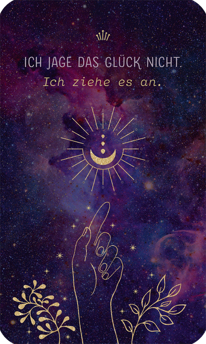 Gezeigt wird eine Innen- oder Zusatzansicht von „Herzenswünsche ans Universum“. Der Hintergrund ist in einem tiefen, schimmernden Lila gehalten, durchzogen von Sternen und galaktischen Elementen. In der Mitte steht eine stilisierte Hand, die einen goldenen Mond und Sonnenstrahlen anzeigt. Der Text „ICH JAGE DAS GLÜCK NICHT. Ich ziehe es an.“ ist in eleganter, goldener Typografie gestaltet, die sich harmonisch in das Gesamtbild einfügt.