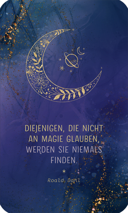 Gezeigt wird eine Innen- oder Zusatzansicht von „Herzenswünsche ans Universum“. Der Hintergrund ist in einem tiefen Blau gehalten, durchzogen von goldenen Akzenten und einem mystischen, glitzernden Effekt. Im Vordergrund prangt eine verschnörkelte, goldene Mondsichel, umgeben von kleinen Sternen und Pflanzenmotiven. Die zentrale Aussage in eleganter, goldener Schrift lautet: „DIEJENIGEN, DIE NICHT AN MAGIE GLAUBEN, WERDEN SIE NIEMALS FINDEN.“ Darunter steht „Roald Dahl“ in...