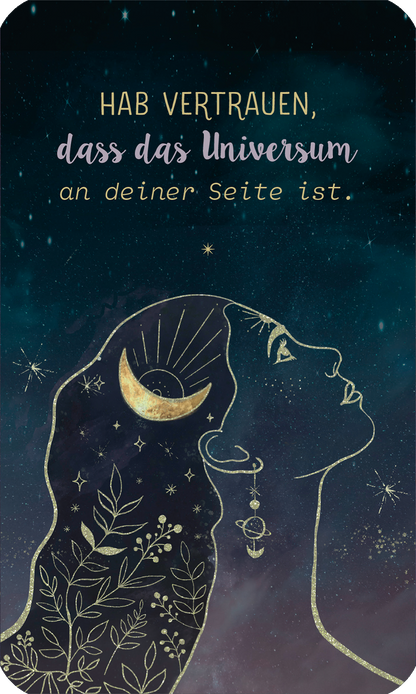 Gezeigt wird eine Innen- oder Zusatzansicht von „Herzenswünsche ans Universum“. Die Illustration zeigt die Silhouetten zweier Frauenprofile vor einem sternenübersäten Hintergrund, der in verschiedenen Blautönen gestaltet ist. Der obere Bereich betont eine goldene Mondsichel und abstrakte Strahlen. In geschwungener, verspielter Schrift steht der Satz „HAB VERTRAUEN, dass das Universum an deiner Seite ist.“ in hellen Pink- und Goldtönen, die einen harmonischen Kontrast zur dunklen...